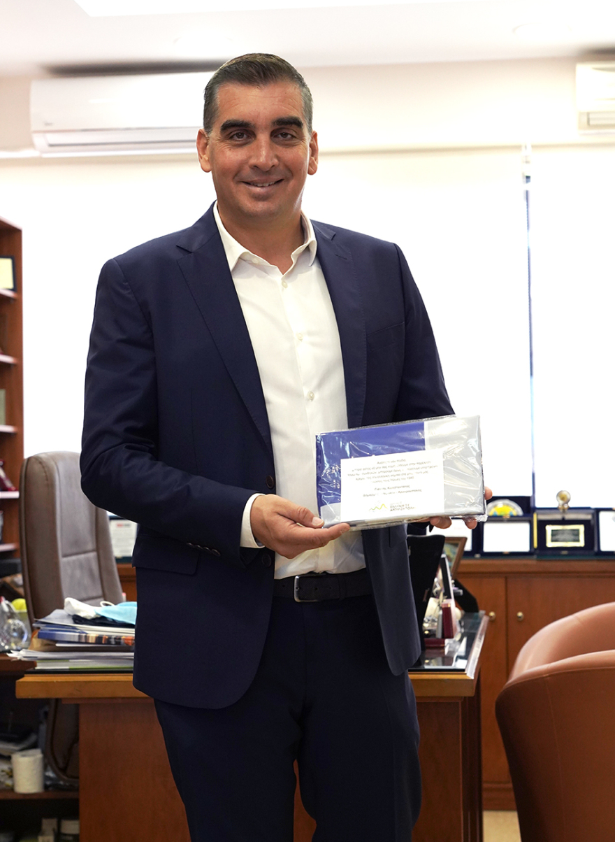 28η Οκτωβρίου: Ο Δήμος Ελληνικού μοίρασε σε όλους τους μαθητές της πόλης την ελληνική σημαία