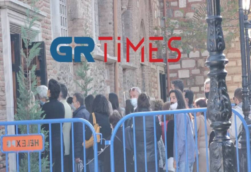 Αγίου Δημητρίου - Θεσσαλονίκη: Συρρέουν οι πιστοί στον Άγιο Δημήτριο παρά τα περιοριστικά μέτρα