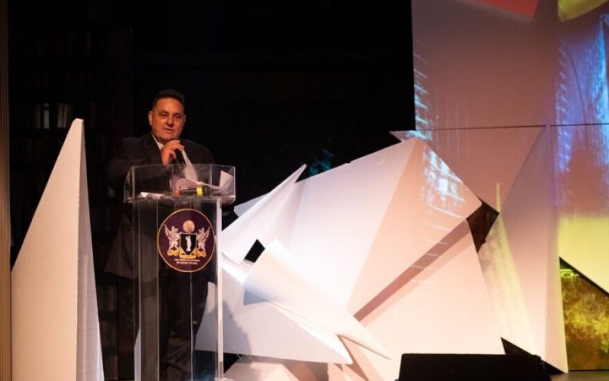 Η απάντηση του  Βασίλη Μπισμπίκη για την υποστήριξή του στην Μαρία Κίτσου και οι «τιμωρίες» του επικεφαλής των Κορφιάτικων Βραβείων