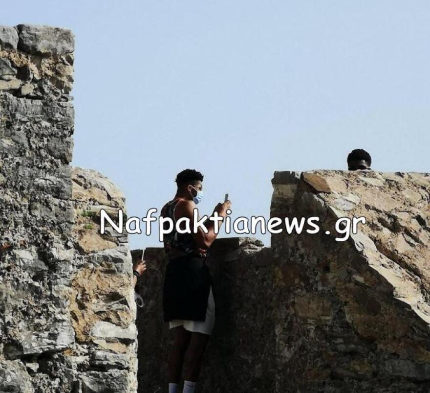 Οι αδερφοί Αντετοκούνμπο στη Ναύπακτο με... υπερπολυτελές σκάφος (βίντεο + φωτό)