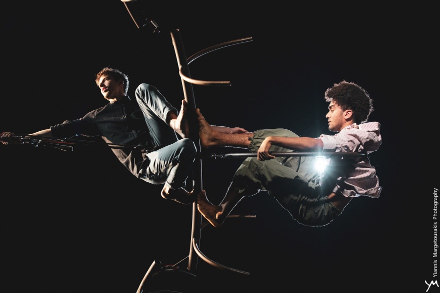 Χαΐνηδες και ακροβάτες μαζί στην σκηνή του θεάτρου Ροές