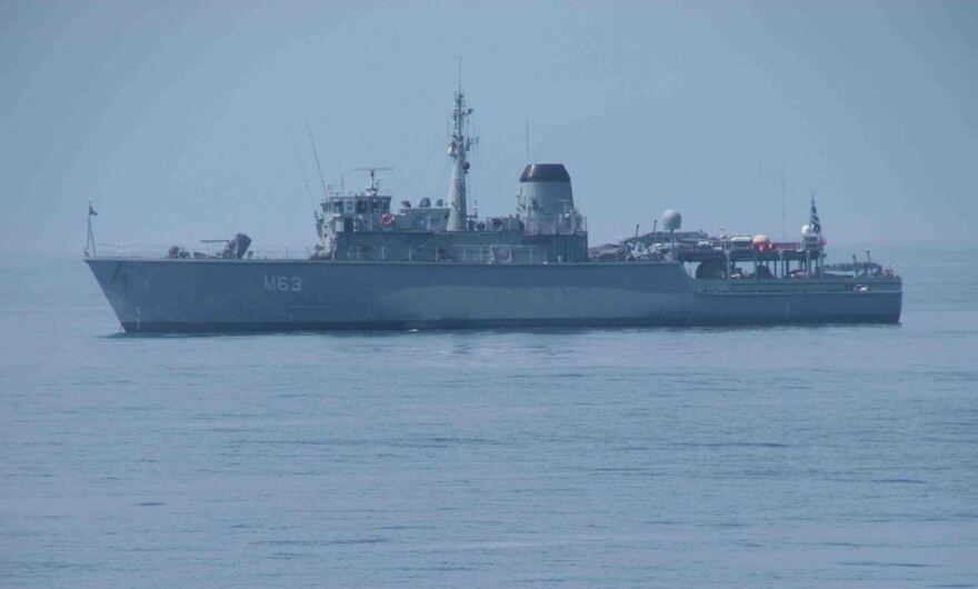 Φωτογραφίες: Κόπηκε στα δύο το «Καλλιστώ» του Πολεμικού Ναυτικού - Ρυμουλκείται στη Σαλαμίνα