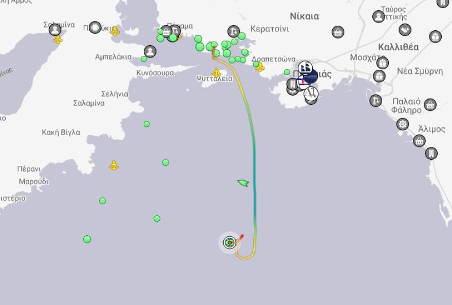 Φωτογραφίες: Κόπηκε στα δύο το «Καλλιστώ» του Πολεμικού Ναυτικού - Ρυμουλκείται στη Σαλαμίνα
