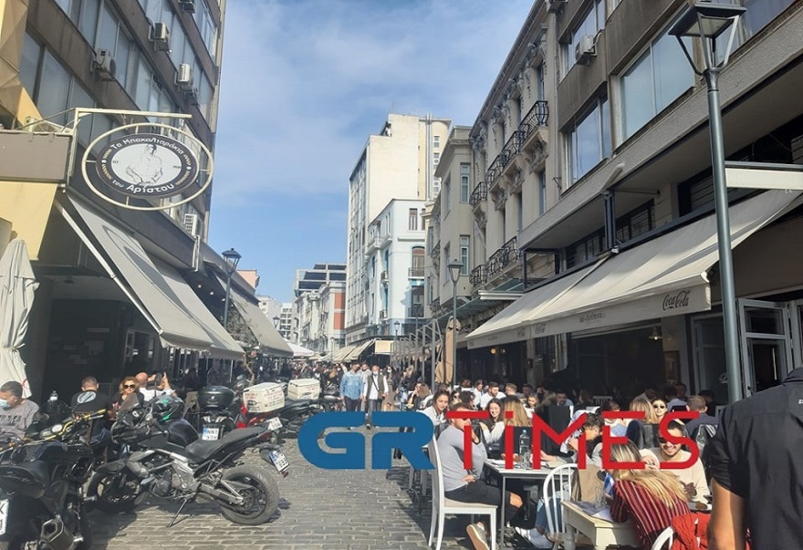 Με τσίπουρα και καφέδες η 28η Οκτωβρίου στη Θεσσαλονίκη (Φωτογραφίες)