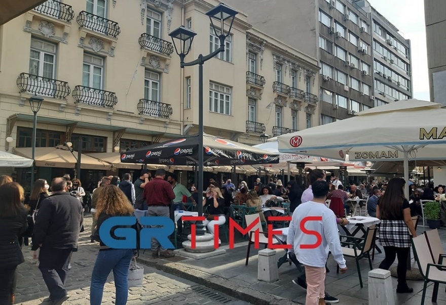 Με τσίπουρα και καφέδες η 28η Οκτωβρίου στη Θεσσαλονίκη (Φωτογραφίες)