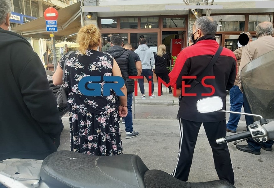 Με τσίπουρα και καφέδες η 28η Οκτωβρίου στη Θεσσαλονίκη (Φωτογραφίες)