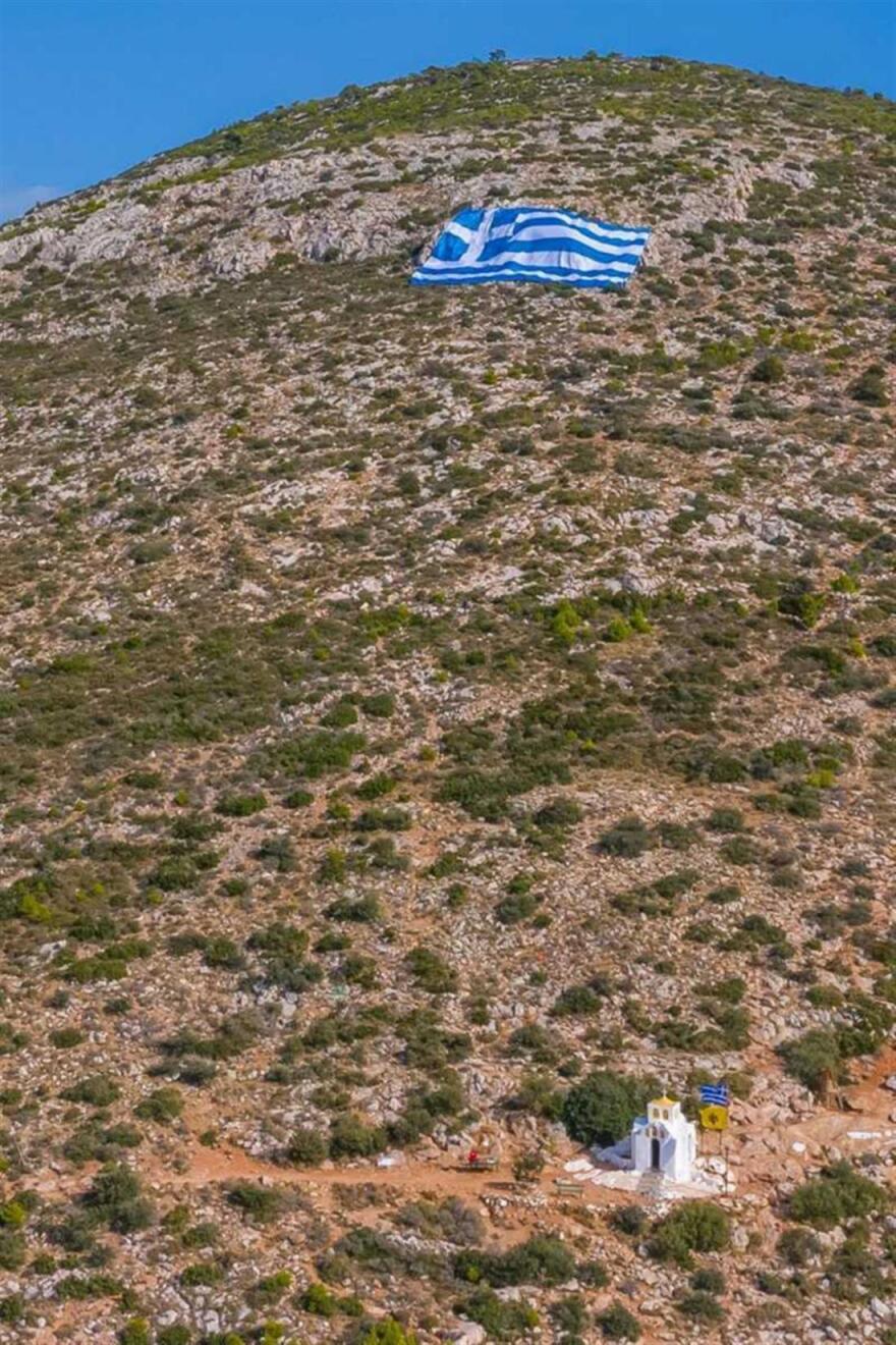 28η Οκτωβρίου: H γιγάντια ελληνική σημαία στον Υμηττό