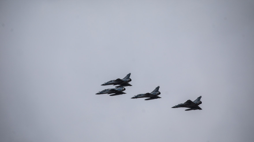 28η Οκτωβρίου: Μαχητικά και ελικόπτερα πάνω από Αθήνα και Θεσσαλονίκη - Δείτε βίντεο, φωτογραφίες