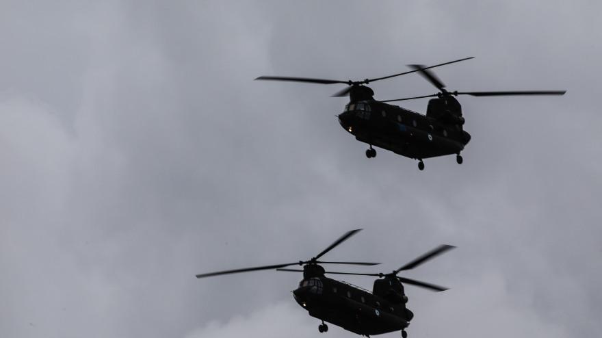 28η Οκτωβρίου: Μαχητικά και ελικόπτερα πάνω από Αθήνα και Θεσσαλονίκη - Δείτε βίντεο, φωτογραφίες