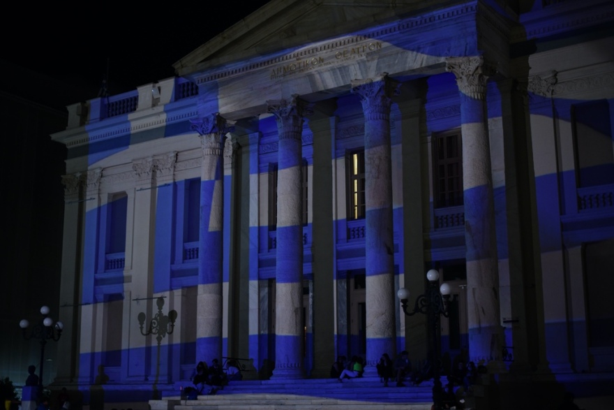 28η Οκτωβρίου: Στα γαλανόλευκα το Δημοτικό Θέατρο Πειραιά 