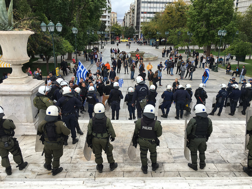 28η Οκτωβρίου: Πήγαν να παρελάσουν στο Σύνταγμα παρά τις απαγορεύσεις