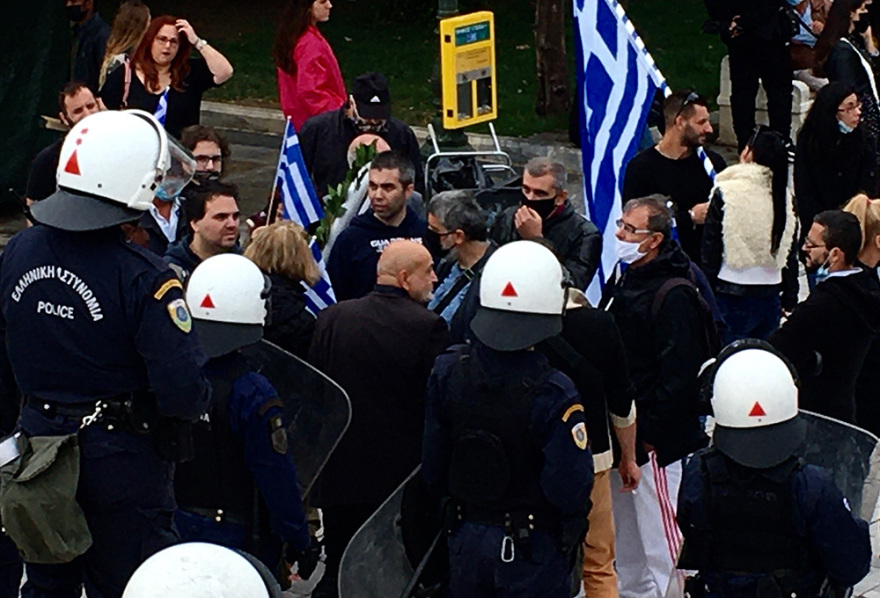 28η Οκτωβρίου: Πήγαν να παρελάσουν στο Σύνταγμα παρά τις απαγορεύσεις