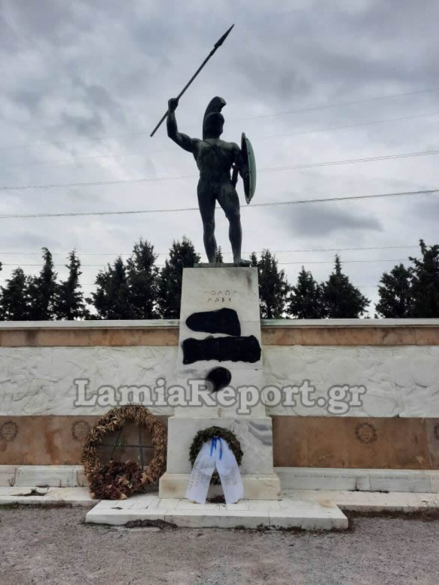 Θερμοπύλες: Βεβήλωσαν το μνημείο του Λεωνίδα - Δείτε φωτογραφίες