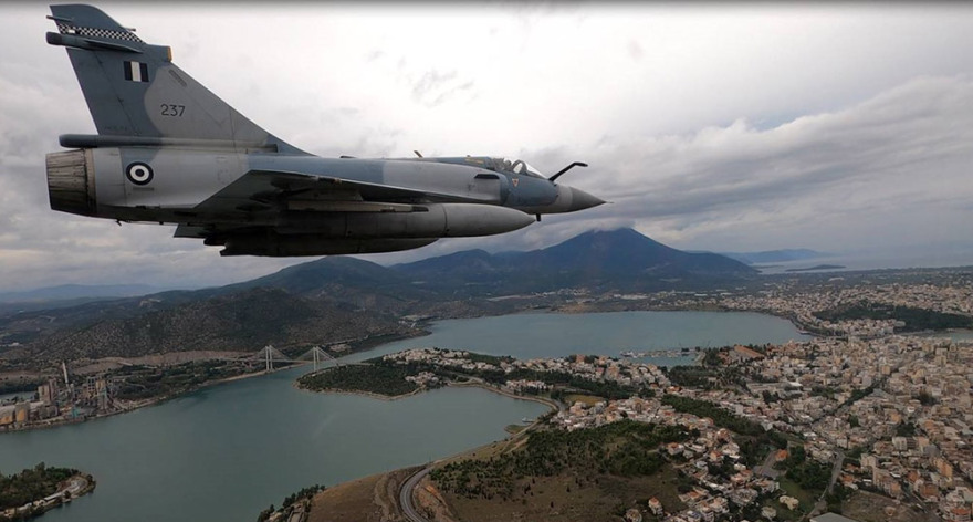 Παρέλαση σε όλη την Ελλάδα έκαναν τα πολεμικά μας πλοία και αεροσκάφη για την 28η Οκτωβρίου