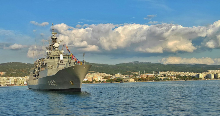 Παρέλαση σε όλη την Ελλάδα έκαναν τα πολεμικά μας πλοία και αεροσκάφη για την 28η Οκτωβρίου