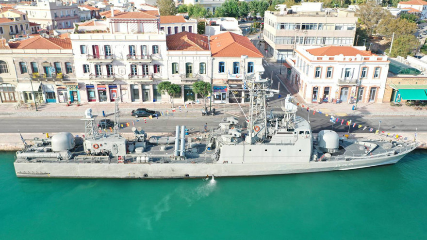 Παρέλαση σε όλη την Ελλάδα έκαναν τα πολεμικά μας πλοία και αεροσκάφη για την 28η Οκτωβρίου