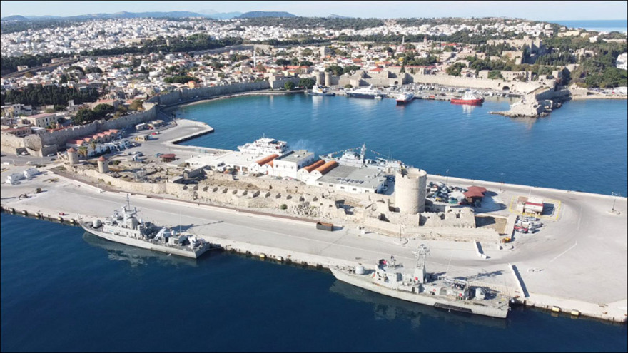 Παρέλαση σε όλη την Ελλάδα έκαναν τα πολεμικά μας πλοία και αεροσκάφη για την 28η Οκτωβρίου