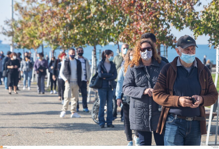 Θεσσαλονίκη: Ουρές για τεστ λίγο πριν το lockdown - Στο «κόκκινο» Ιωάννινα και Σέρρες, ετοιμάζεται η Αθήνα