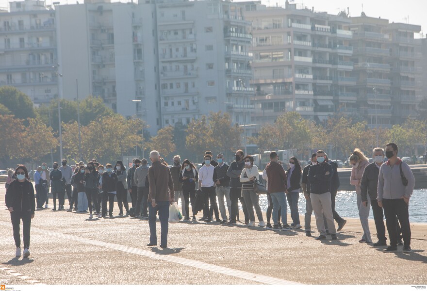 Θεσσαλονίκη: Ουρές για τεστ λίγο πριν το lockdown - Στο «κόκκινο» Ιωάννινα και Σέρρες, ετοιμάζεται η Αθήνα