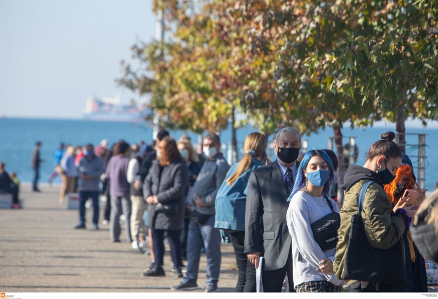 Θεσσαλονίκη: Ουρές για τεστ λίγο πριν το lockdown - Στο «κόκκινο» Ιωάννινα και Σέρρες, ετοιμάζεται η Αθήνα