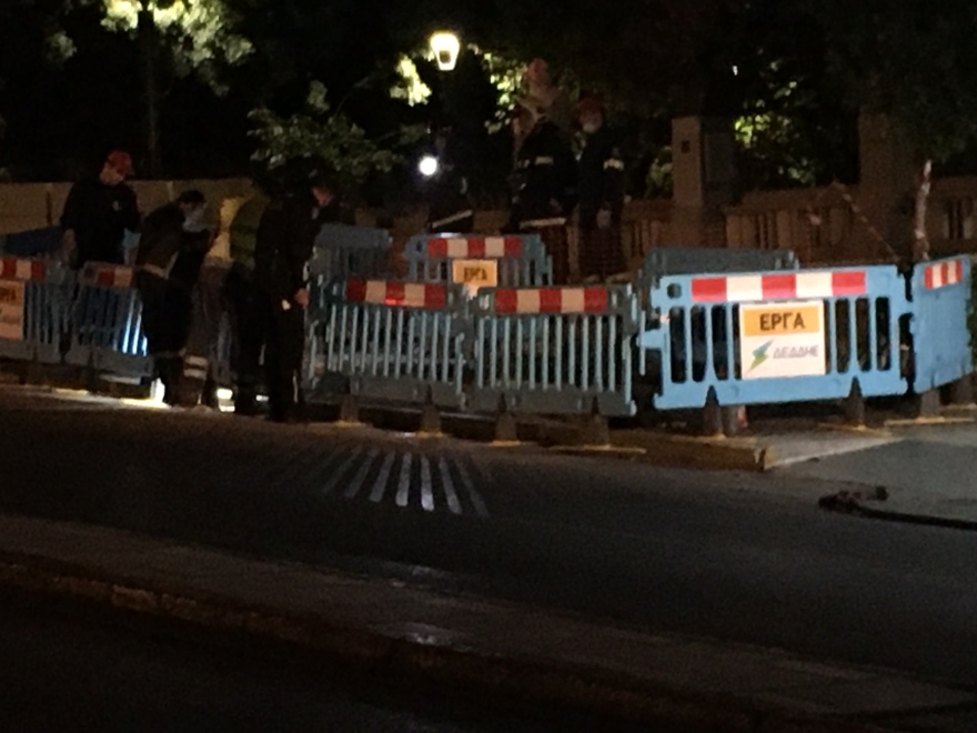 Έκρηξη από καλώδια της ΔΕΗ στην πλατεία Κολωνακίου - Αποκλείστηκε το σημείο 