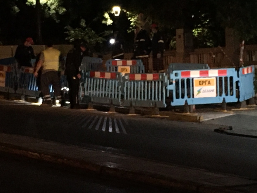 Έκρηξη από καλώδια της ΔΕΗ στην πλατεία Κολωνακίου - Αποκλείστηκε το σημείο 