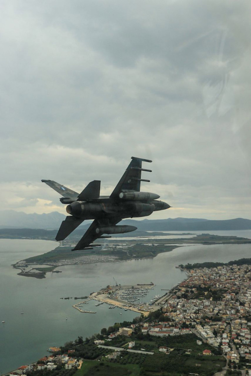 Παρέλαση σε όλη την Ελλάδα έκαναν τα πολεμικά μας πλοία και αεροσκάφη για την 28η Οκτωβρίου