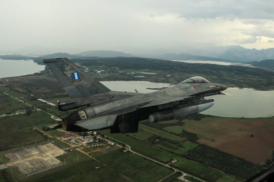 Παρέλαση σε όλη την Ελλάδα έκαναν τα πολεμικά μας πλοία και αεροσκάφη για την 28η Οκτωβρίου