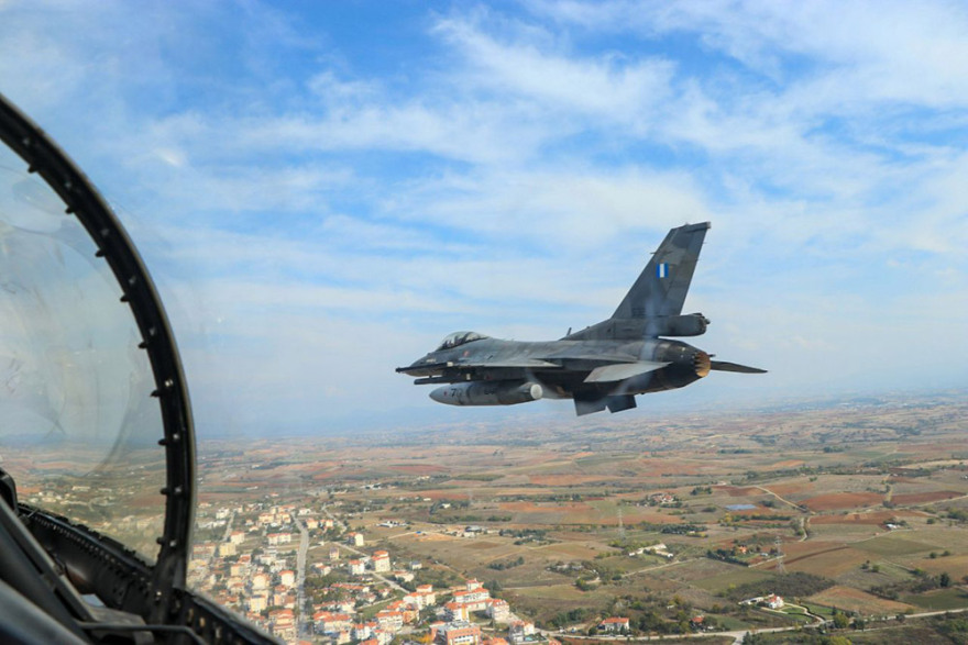 Παρέλαση σε όλη την Ελλάδα έκαναν τα πολεμικά μας πλοία και αεροσκάφη για την 28η Οκτωβρίου