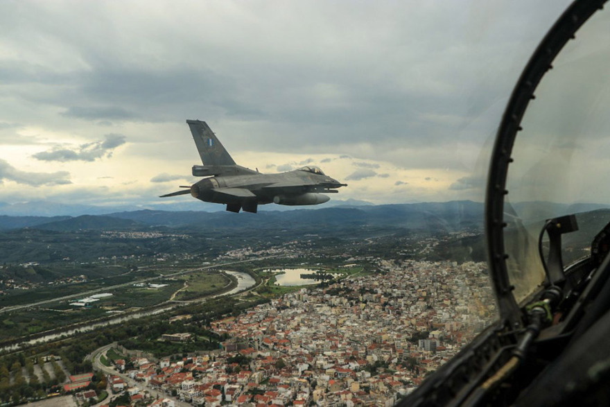 Παρέλαση σε όλη την Ελλάδα έκαναν τα πολεμικά μας πλοία και αεροσκάφη για την 28η Οκτωβρίου