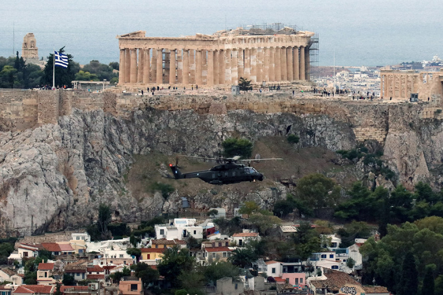 Παρέλαση σε όλη την Ελλάδα έκαναν τα πολεμικά μας πλοία και αεροσκάφη για την 28η Οκτωβρίου