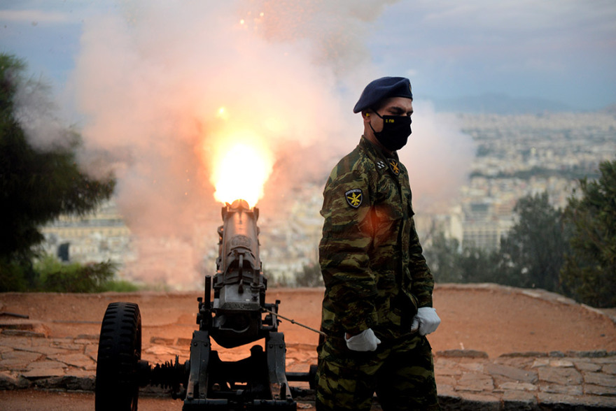 Παρέλαση σε όλη την Ελλάδα έκαναν τα πολεμικά μας πλοία και αεροσκάφη για την 28η Οκτωβρίου
