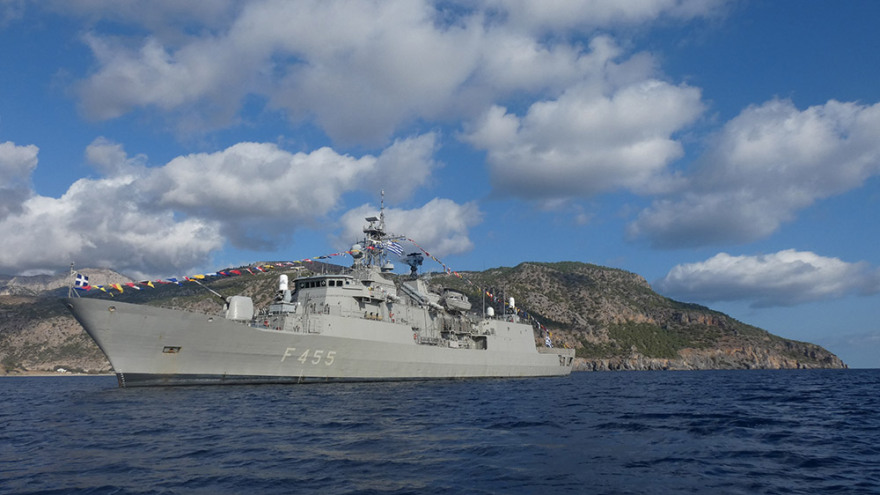 Παρέλαση σε όλη την Ελλάδα έκαναν τα πολεμικά μας πλοία και αεροσκάφη για την 28η Οκτωβρίου