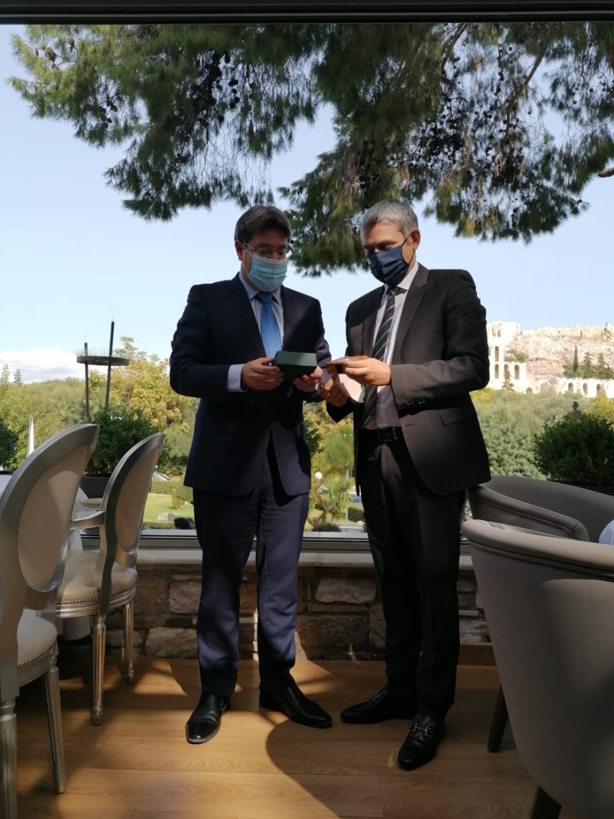 Συνάντηση του Ισραηλινού υπουργού Οφίρ Ακούνις με νέους βουλευτές, με φόντο την Ακρόπολη (Φωτογραφίες)