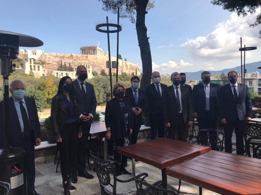 Συνάντηση του Ισραηλινού υπουργού Οφίρ Ακούνις με νέους βουλευτές, με φόντο την Ακρόπολη (Φωτογραφίες)