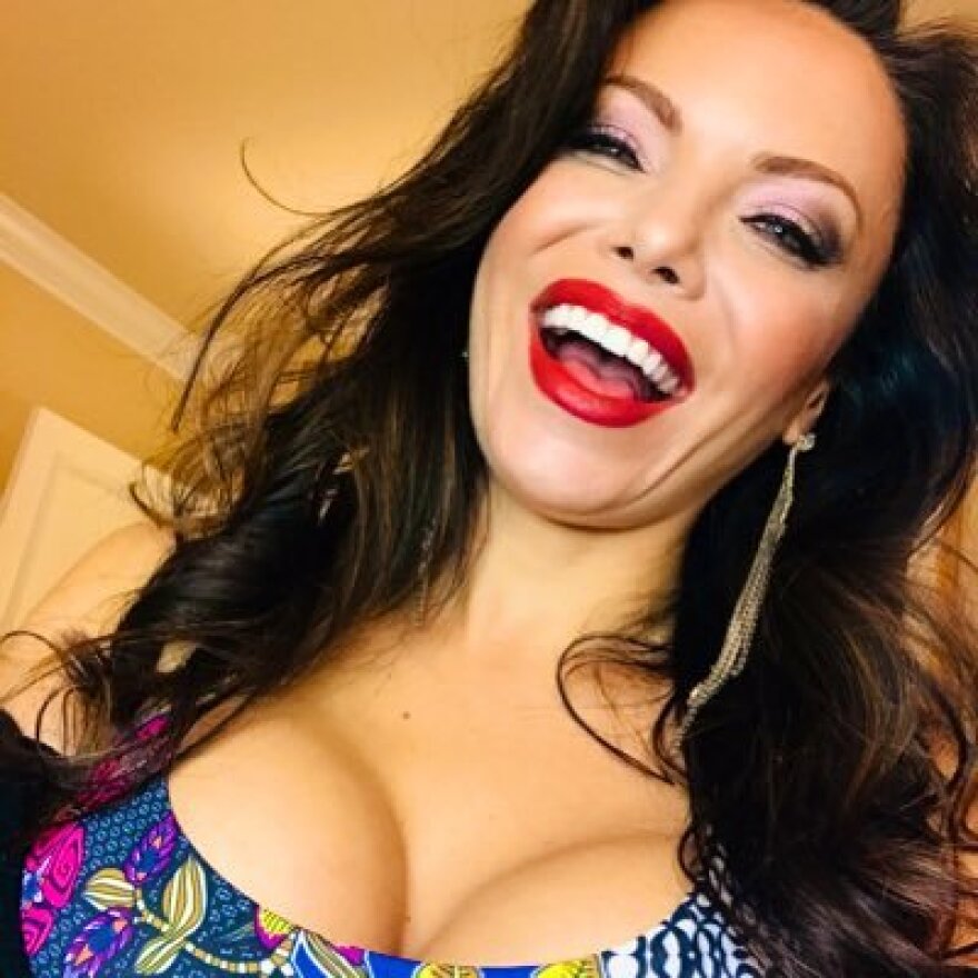 Αμερικανίδα «αφέντρα» προσφέρει θεραπεία «εξευτελισμού» σε φαν του Τραμπ για να τον απαρνηθούν