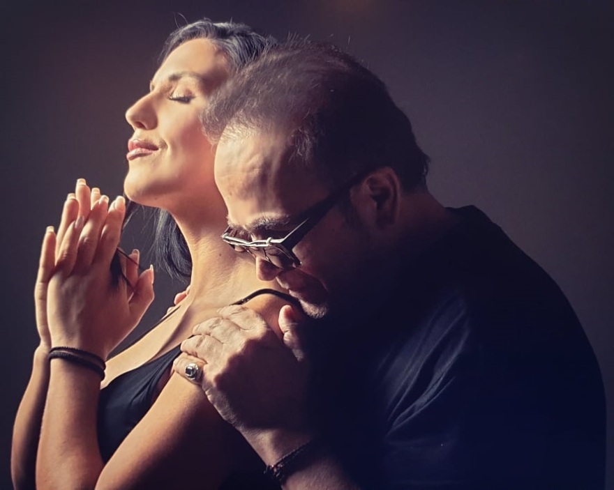 Ντουέτο-έκπληξη: Σταμάτης Γονίδης και Ιουλία Καλλιμάνη υμνούν τη γυναίκα