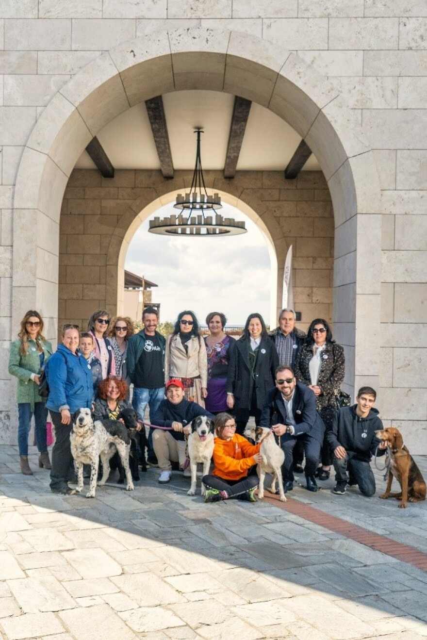 «Όταν υιοθετείς ένα αδέσποτο αλλάζεις δύο ζωές: τη δική του και τη δική σου»