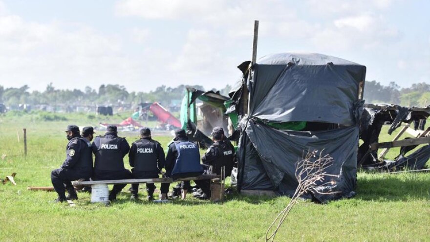 Επεισόδια στην Αργεντινή: Αστυνομικοί έδιωξαν βίαια εκατοντάδες άστεγους από πρόχειρο καταυλισμό