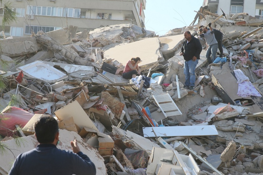 Σεισμός στην Τουρκία: Βίντεο με τη στιγμή που καταρρέουν κτήρια στη Σμύρνη