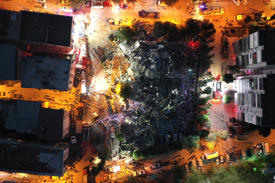 Σμύρνη: Μάχη με το χρόνο για να ανασύρουν τους εγκλωβισμένους από τον μεγάλο σεισμό (βίντεο)