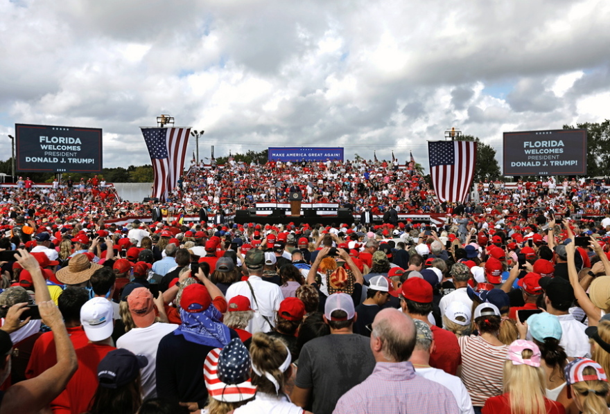 Αμερικανικές εκλογές - Τραμπ: Πήγαν στην προεκλογική του ομιλία στη Φλόριντα και κατέληξαν στο νοσοκομείο με... ηλίαση
