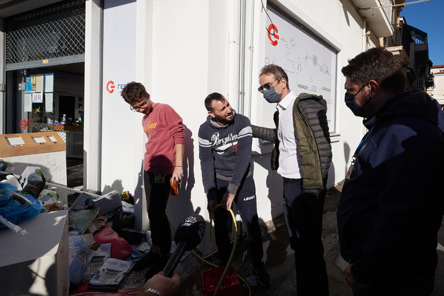 Τραγωδία στη Σάμο: Ο Μητσοτάκης αφήνει λουλούδια στο σημείο που σκοτώθηκαν τα δύο παιδιά (βίντεο)