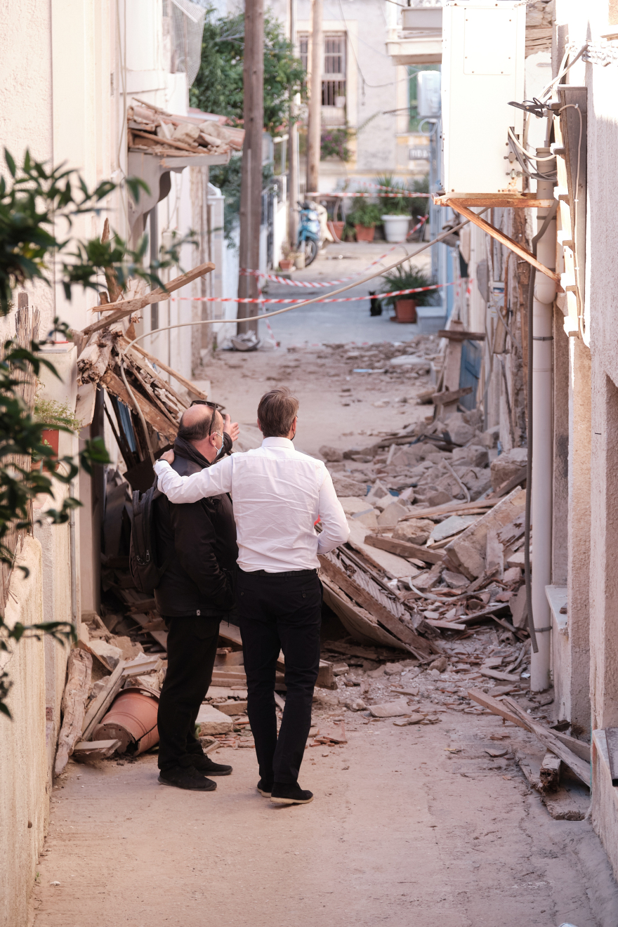 Τραγωδία στη Σάμο: Ο Μητσοτάκης αφήνει λουλούδια στο σημείο που σκοτώθηκαν τα δύο παιδιά (βίντεο)