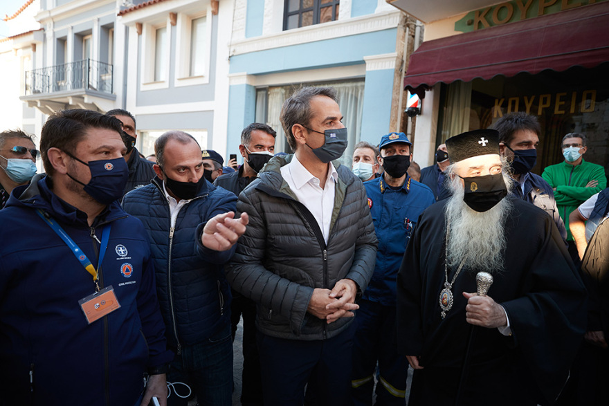 Τραγωδία στη Σάμο: Ο Μητσοτάκης αφήνει λουλούδια στο σημείο που σκοτώθηκαν τα δύο παιδιά (βίντεο)