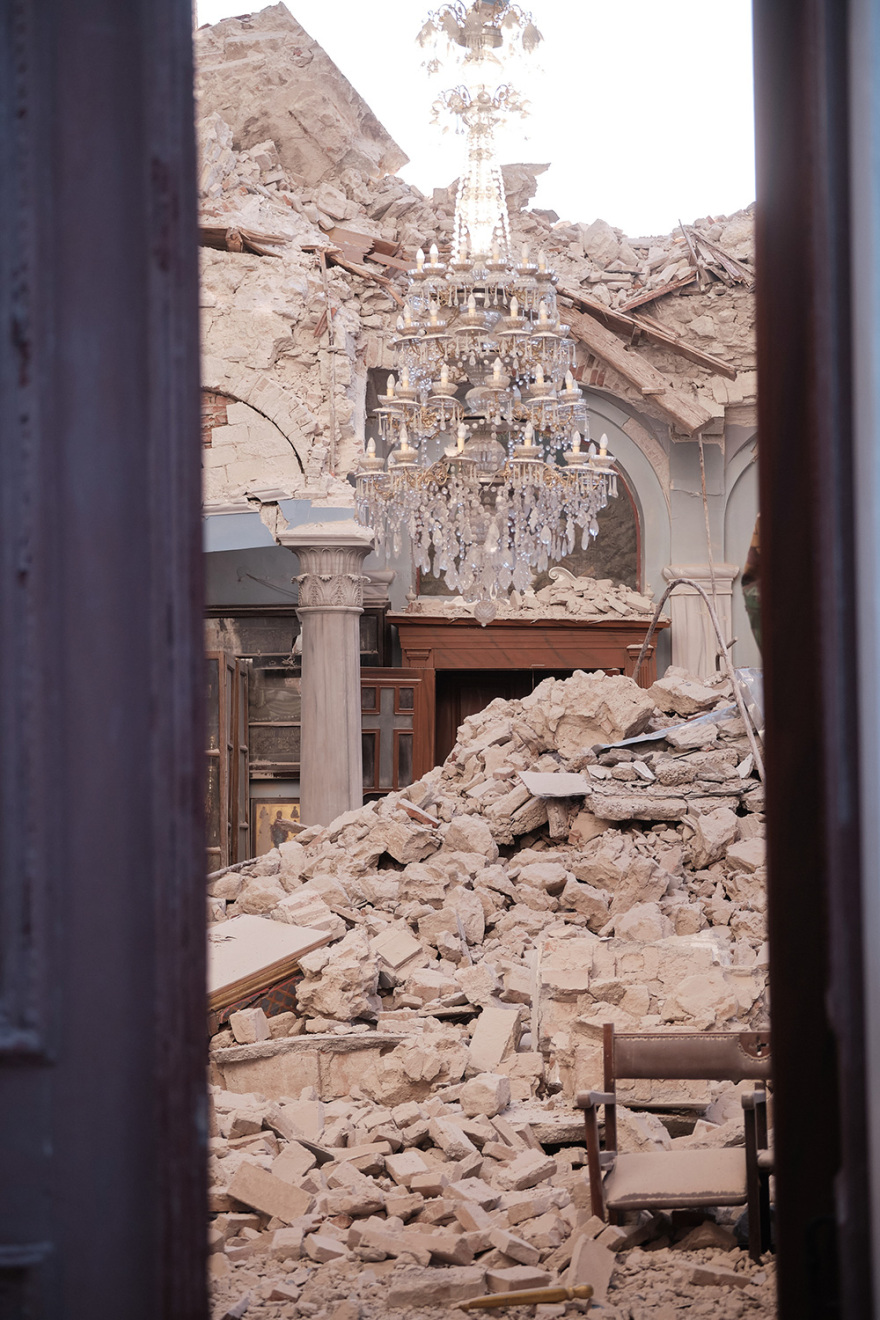 Τραγωδία στη Σάμο: Ο Μητσοτάκης αφήνει λουλούδια στο σημείο που σκοτώθηκαν τα δύο παιδιά (βίντεο)