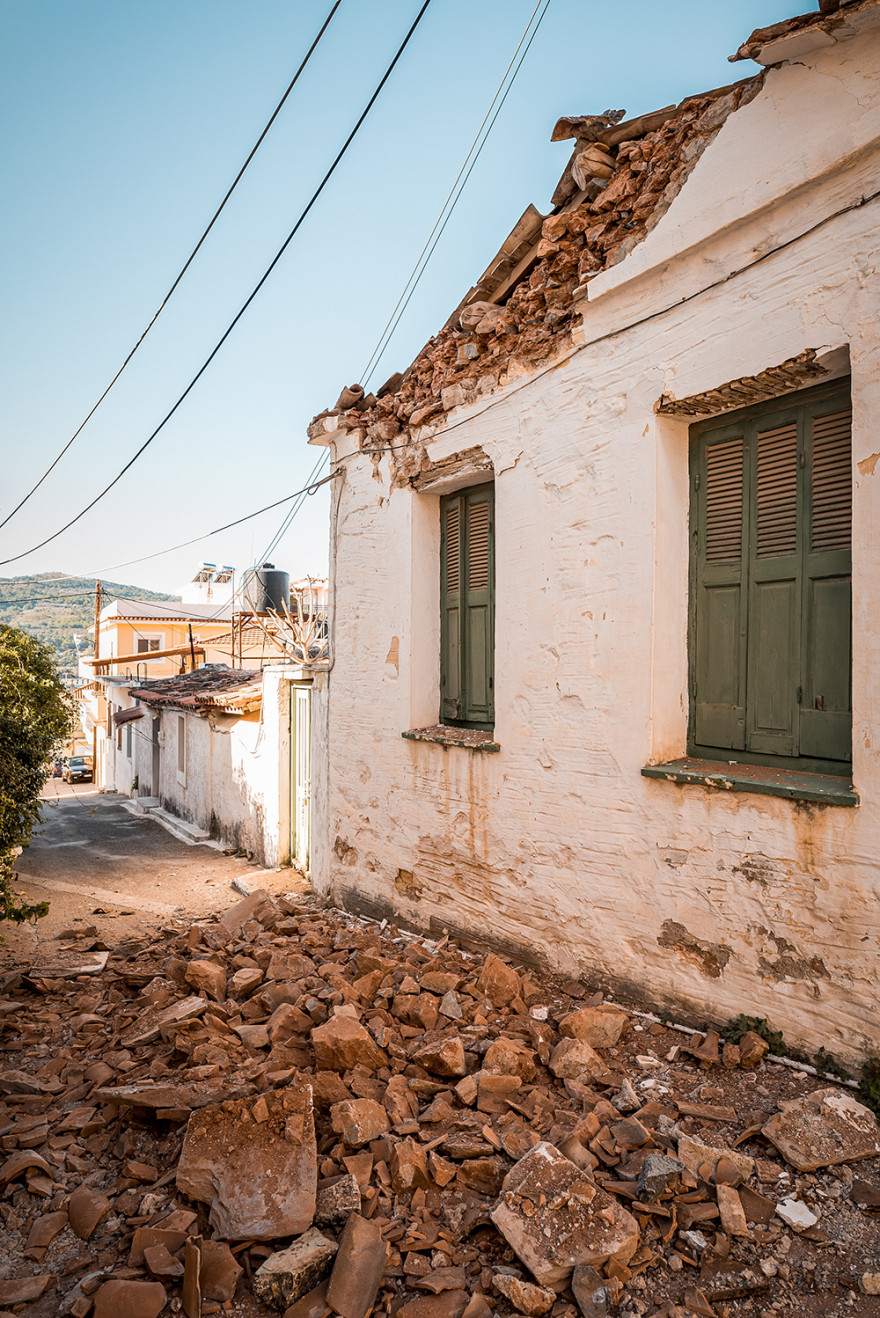 Σεισμός στη Σάμο: Σε κατάσταση έκτακτης ανάγκης το νησί - Εικόνες καταστροφής από τα 6,7 Ρίχτερ και τα τσουνάμι