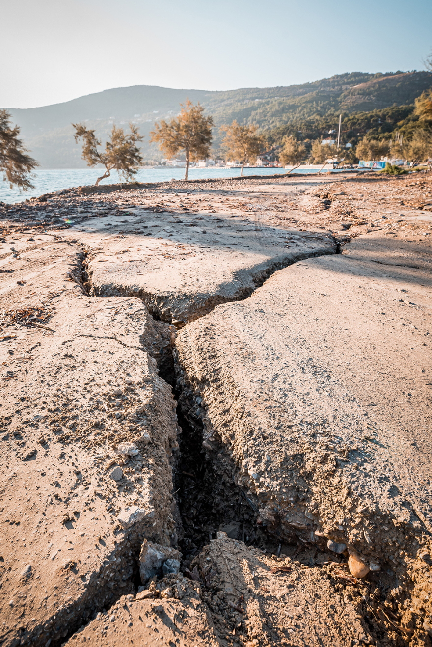 Σεισμός στη Σάμο: Σε κατάσταση έκτακτης ανάγκης το νησί - Εικόνες καταστροφής από τα 6,7 Ρίχτερ και τα τσουνάμι