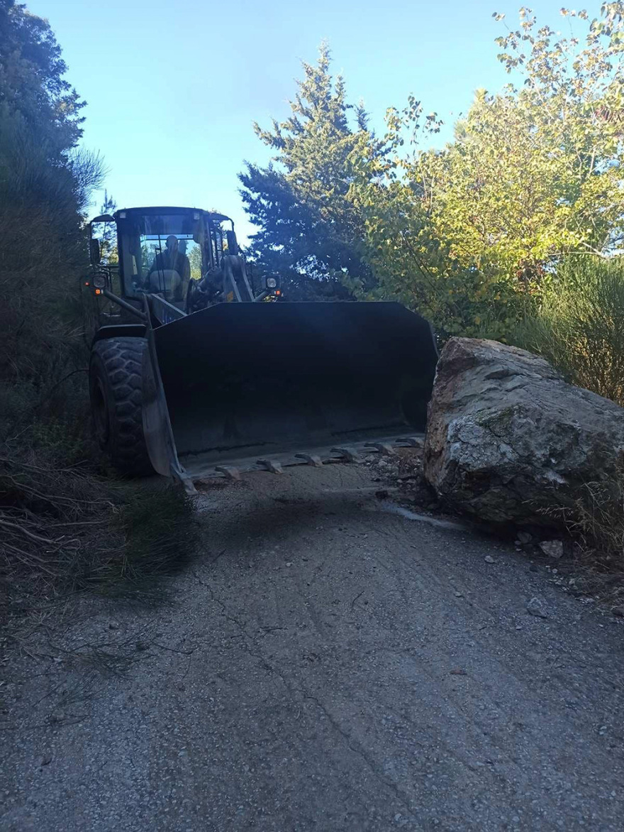 Σεισμός στη Σάμο: Στρατιώτες στήνουν σκηνές και βοηθούν τους πληγέντες 
