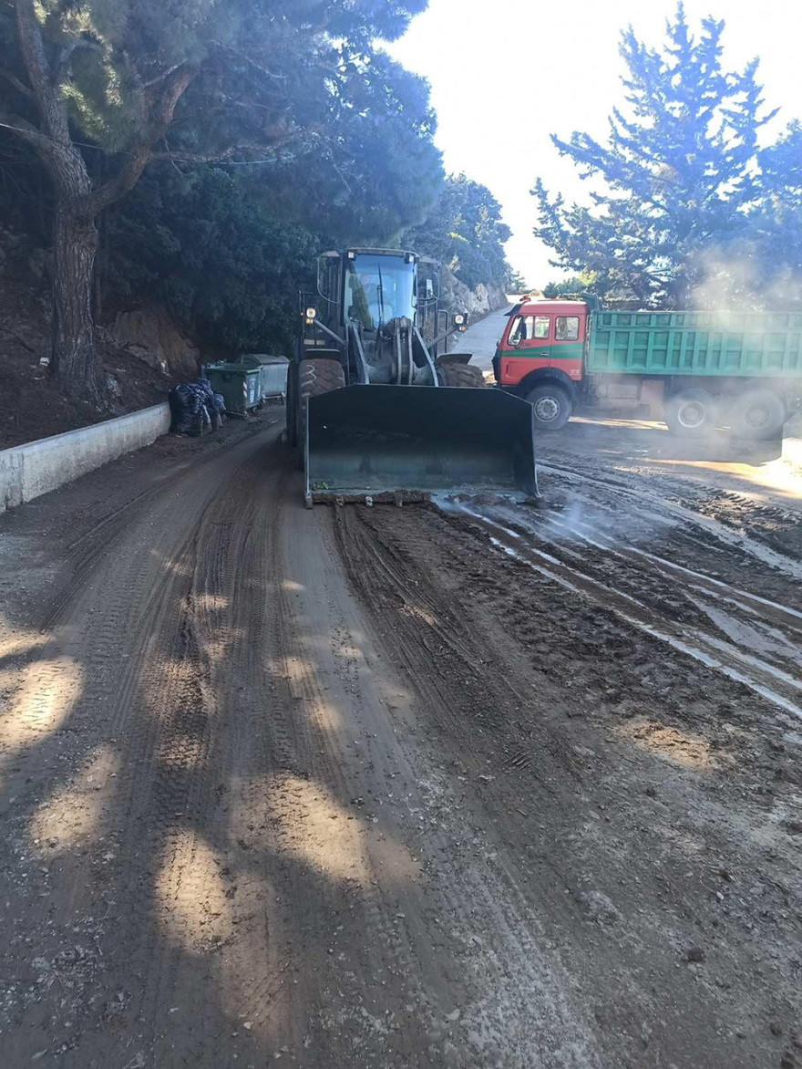 Σεισμός στη Σάμο: Στρατιώτες στήνουν σκηνές και βοηθούν τους πληγέντες 